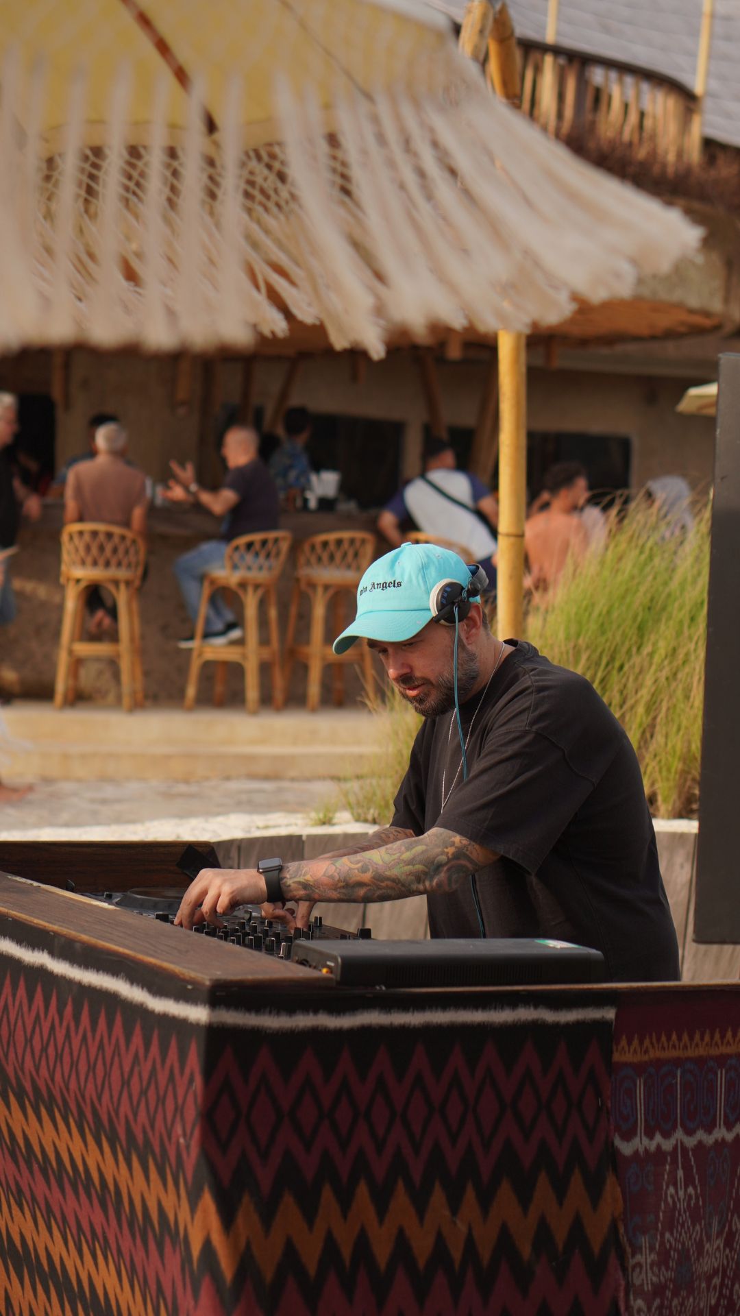 DJ perform every day at Mari Beach Club