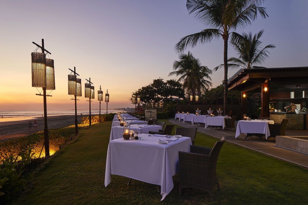 resize-the-samaya-seminyak-breeze-restaurant-at-sunset-1537548125