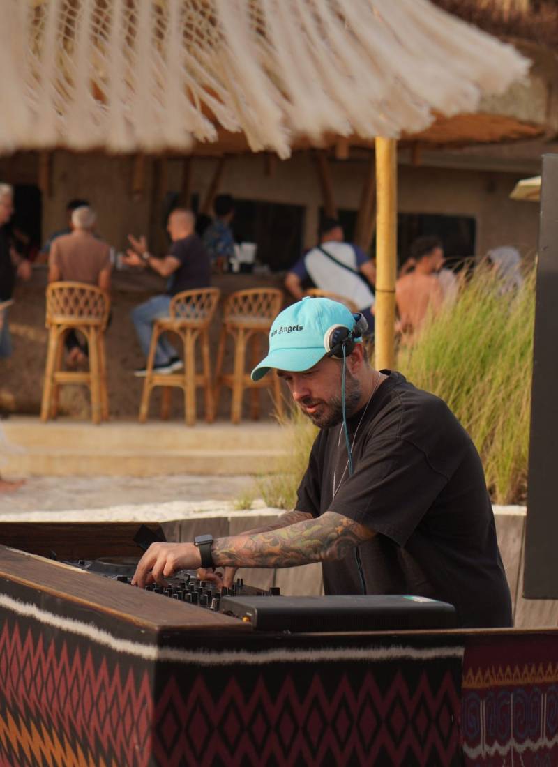DJ perform every day at Mari Beach Club